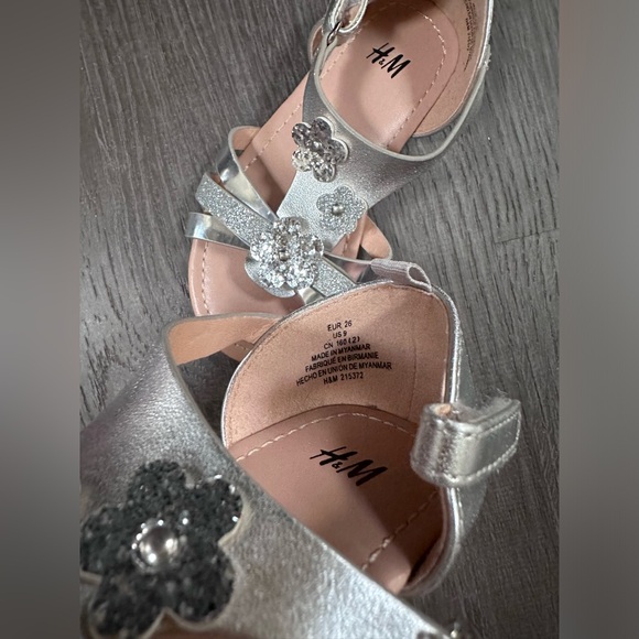 Glitter shiny H&M toddler silver sandals size 9 - Picture 2 of 3